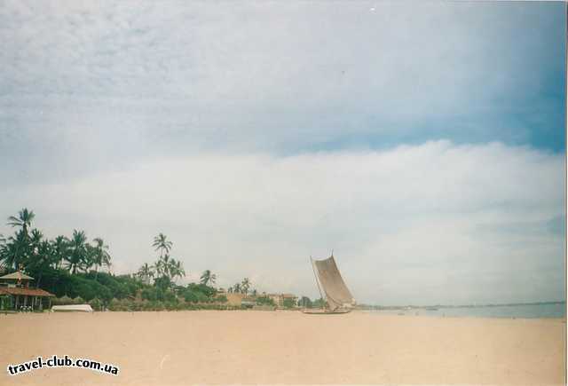  Шри-Ланка  Широкая полоса пляжа Негомбо, разделяющая океан и отел