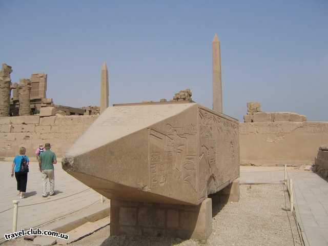  Египет  Достопримечательности  Карнакский храм (Луксор)  Поверженный временем колосс 