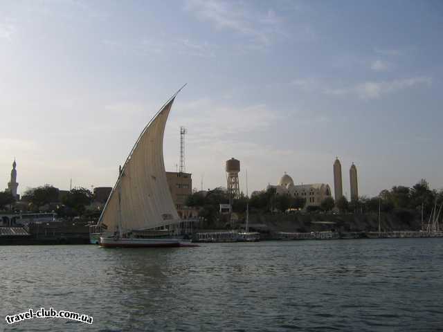  Египет  Асуан  Ужасно красивый вид с Нила на город и проплывающие лод
