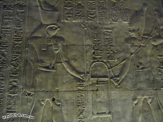  Египет  Достопримечательности  Круиз  по Нилу  В темных помещениях  храма, кое что осталось неизменны