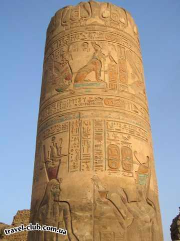  Египет  Достопримечательности  Круиз  по Нилу  Краски сохранились на колоне под  открытым небом, стра