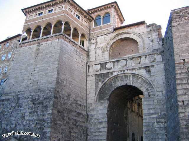  Италия  Южные ворота города, город до сих  пор обнесен  стеной в