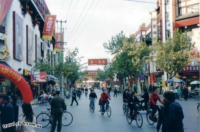  Китай  Улицы Шанхая одни велосипедисты...