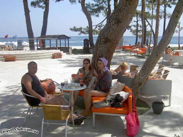  Турция  Кемер  Kemer resort hotel 5*  В полуденное солнце хорошо посидеть в тени деревьев.