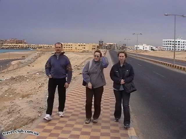  Египет  Хургада  Grand azur (horizon) 4*  Прогулка (январь 2004г.). Слева вдали отель Санрайз. Ближе