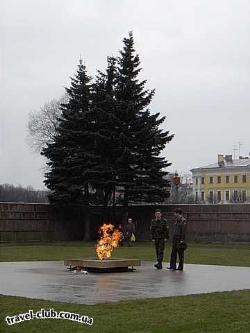  Россия  Ст.Петербург  Марсово поле. У Вечного Огня.Питер-май-2005