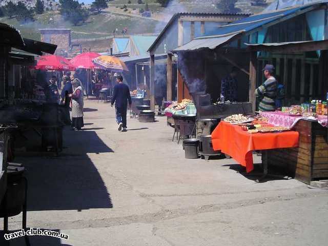  Украина  Крым  Ай-петри  ряды кафешек крымских татар , ну очень уговаривают не м