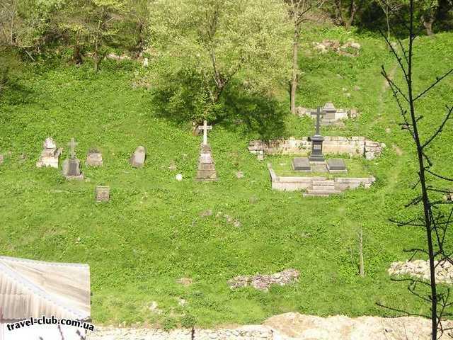  Украина  Крым  Бахчисарай  могилы напротив монастыря