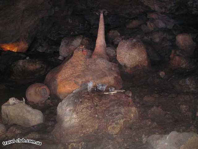  Украина  Крым  Пещера Красная  репродукция древнего могильника сразу у входа в пещер