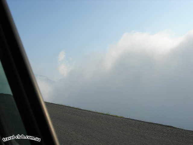  Франция  Лакано, Аквитания  Выше облаков, ширина дороги 3м.,а бордюрчика нет:)