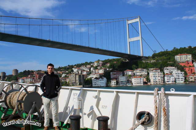  Турция  Стамбул  Мост через Босфор. Теплоход Омега.