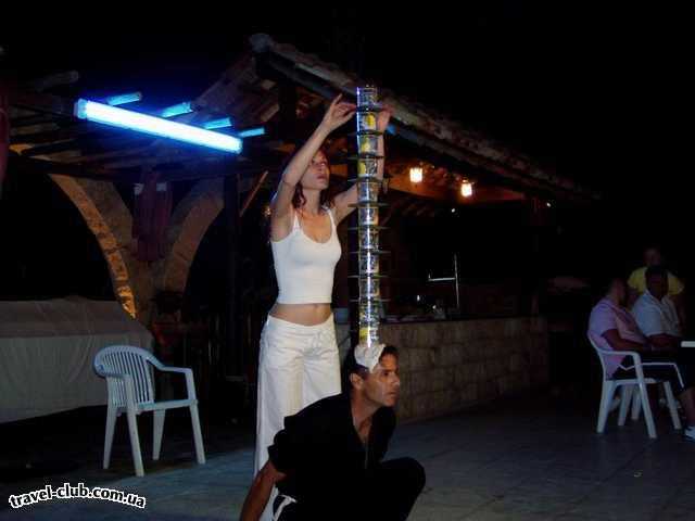  Кипр  Айа-Напа  Народная забава - танцы с пирамидой на голове из стакан