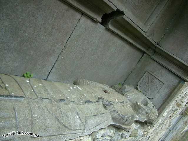  Ирландия  Cashel Castle  вот такой надгробный камень. принадлежит архиепископу