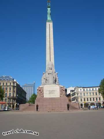  Латвия  Рига  Центральная площадь Риги. Статуя Свободы