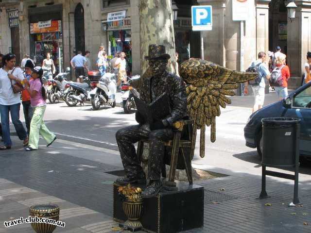  Испания  Барселона ул. Рамбла. Живые скульптуры, они сидят без  д