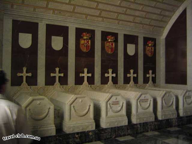  Испания  Дворец - монастырь "Эскориал" могилы особ королевской ф