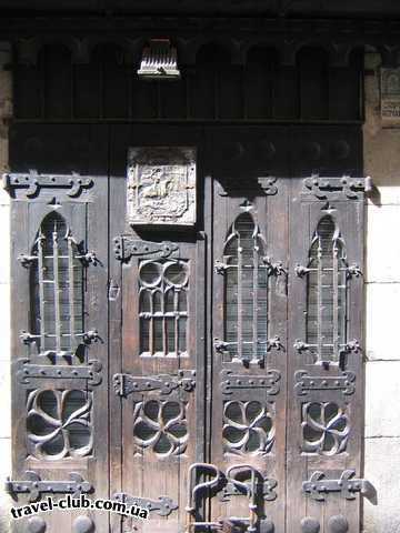  Испания  Типичные двери домов, готического квартала