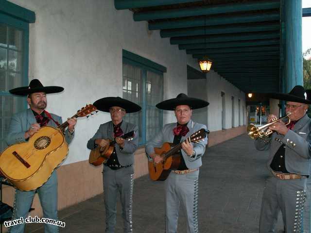  США  New Mexico  Альбукерк  Санта Фе. А это играют уже около ресторана - вечеринка у