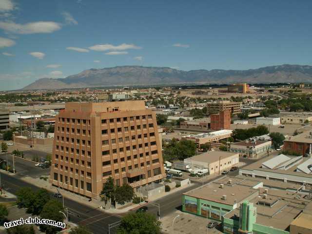  США  New Mexico  Альбукерк  Вид из окна номера на Альбукерк и горы Сандия днем...