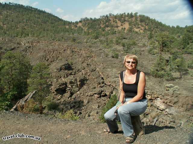  США  New Mexico  Национальный парк El Malpais. Каньон, по которому текла лав