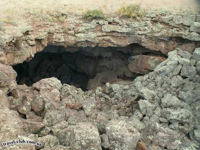  США  New Mexico  Национальный парк El Malpais, El Calderon Area - пещеры в лаве.