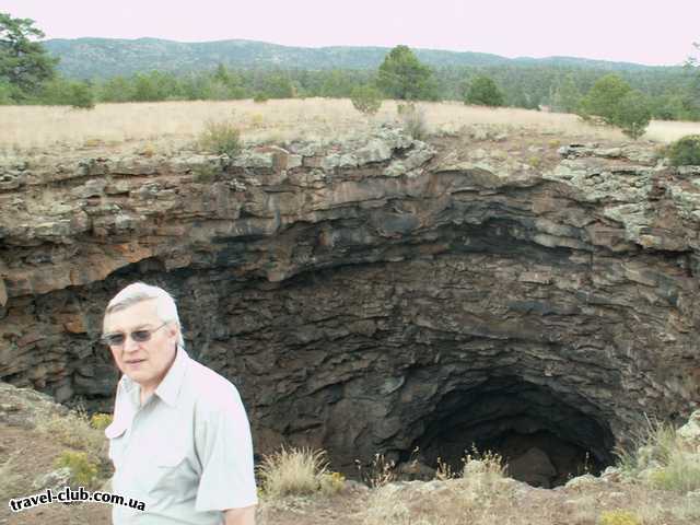  США  New Mexico  Национальный парк El Malpais, El Calderon Area - пещеры в лаве.