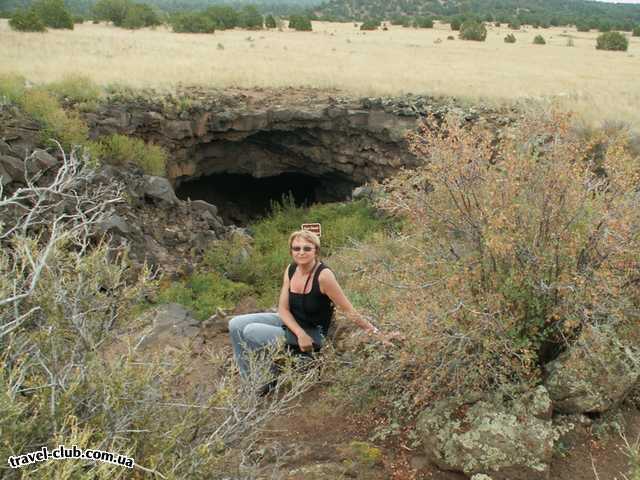  США  New Mexico  Национальный парк El Malpais, El Calderon Area - пещеры в лаве. В это