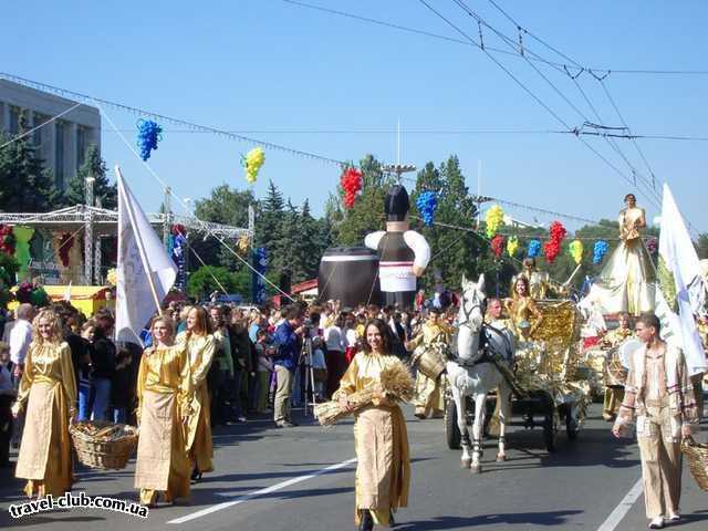  Молдавия  праздник проходит  в центре каждого города Молдавии, с