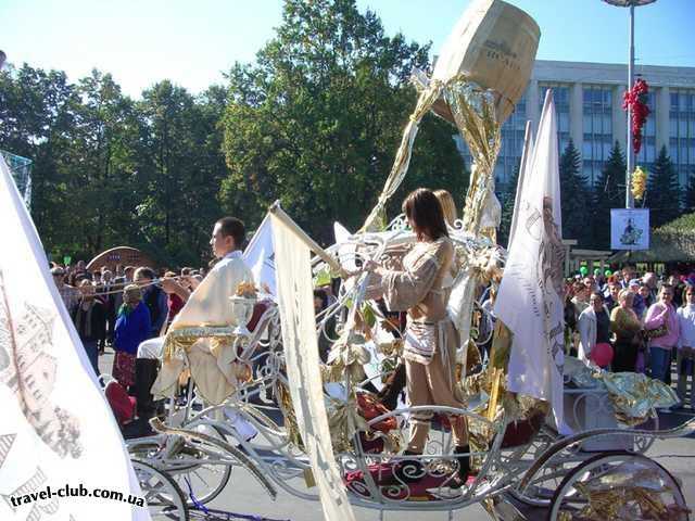  Молдавия  Сам парад это только часть праздника, пол города  торго