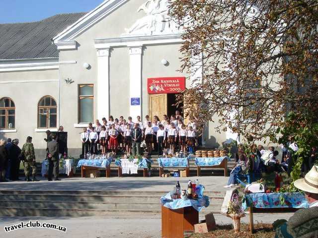  Молдавия  Фалешты (ФЭЛЕШТЬ)  Поющие школьники в честь праздника в