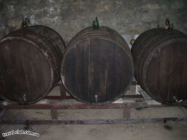  Молдавия  В Молдавском подвале. Три бочки вина белое  красное и р