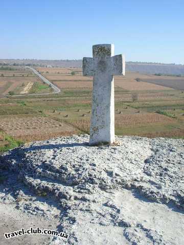  Молдавия  На самой вершине стоит крест, говорят если его коснуть