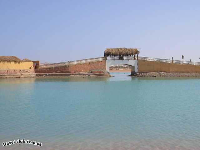  Египет  Хургада  Reemyvera Beach 4*  Это мостик с пляжа в диско бар Cubana.<br />
Вечером работае