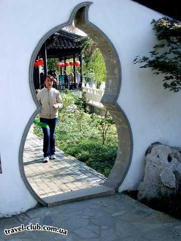  Китай  Шанхай, одна из дверей летнего сада императора....