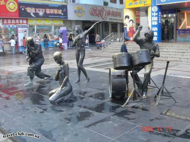  Китай  Дзянзяган, скульптуры на главной пешеходной улице....
