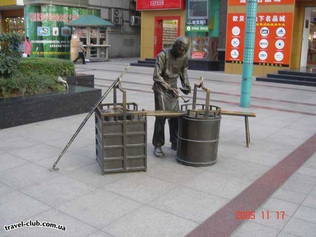  Китай  Дзяньзяган, скульптуры на главной улице....