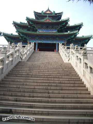  Китай  Храм наблюдения за течением реки Янцзы, действующий бу