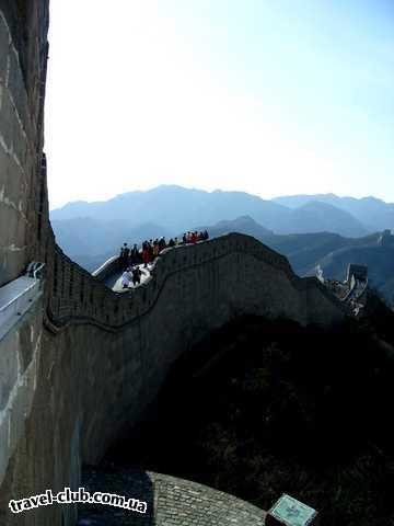  Китай  Великая Китайская стена, довольно высокая