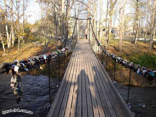  Эстония  Таллинн  Мост любви. Обычно в день свадьбы влюбленные приезжают