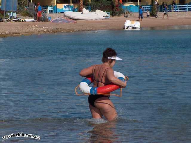  Египет  Хургада  Regina style 4*  какая-то странная тетка, которая купалась со спасатель