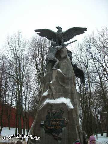  Россия  Смоленск  Памятник войне 1812 года, по  горе лезет Наполеон)))