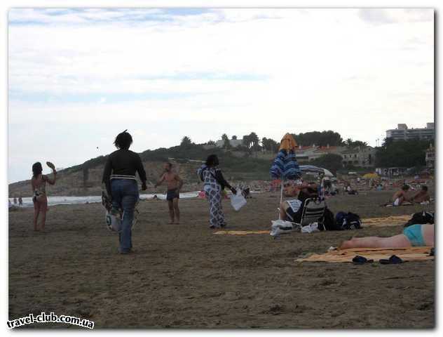  Испания  Ла-Пинеда  Негритянки, предлагающие на пляже заплетание косичек.