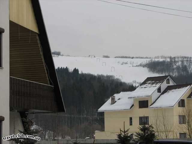  Украина  Закарпатье  Солочин  слева крыша кемпинга , на заднем фоне лыжная трасса . ме