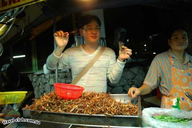  Таиланд  Паттайя  Местный деликатес .Тараканы-саранча.Продается наразве