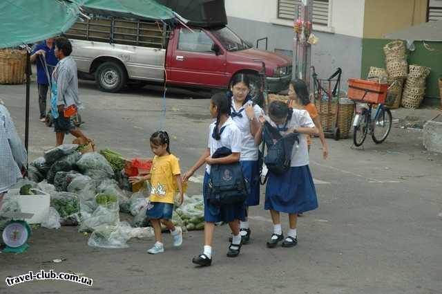  Таиланд  Паттайя  дети Бангкока идут в школу.Или со школы?