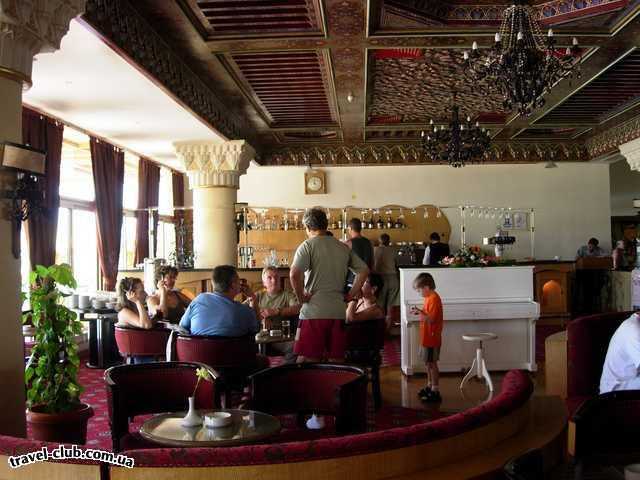  Египет  Хургада  LTI - Dana Beach Resort  Пианобар - не от слова "пьяно", а от "фортепьяно".На белом