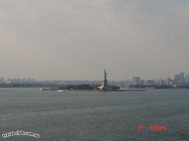  США  Нью-Йорк  Проплываем мимо Статуи свободы.