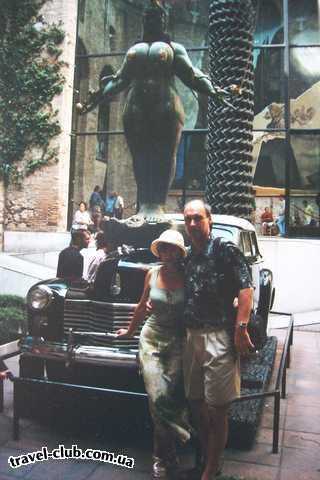  Испания  Фигерес.Такси дождя-фонтан в саду театра-музея Дали.