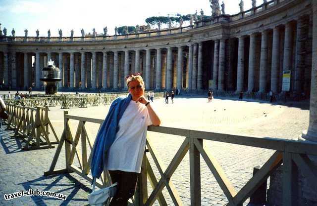 Италия  Рим  у колонады Бернини. Ватикан