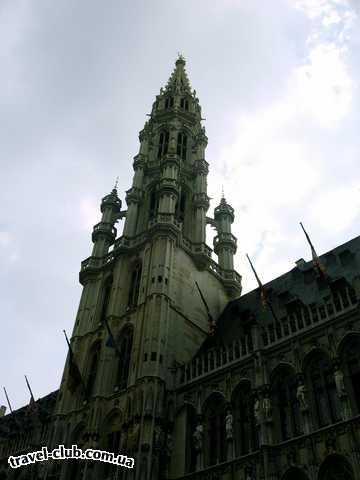  Бельгия  Брюссель  Городская ратуша. Возвышаясь на 90 м., башня увенчана 5-м